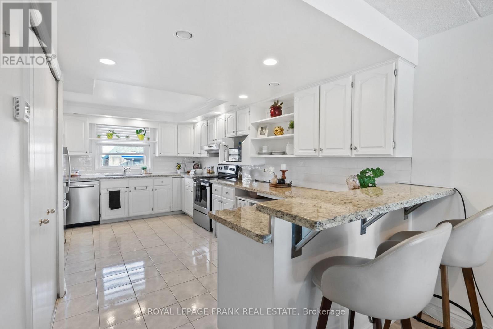 












15 - 120 PORT DARLINGTON ROAD

,
Clarington (Bowmanville),




Ontario
L1C3K3

