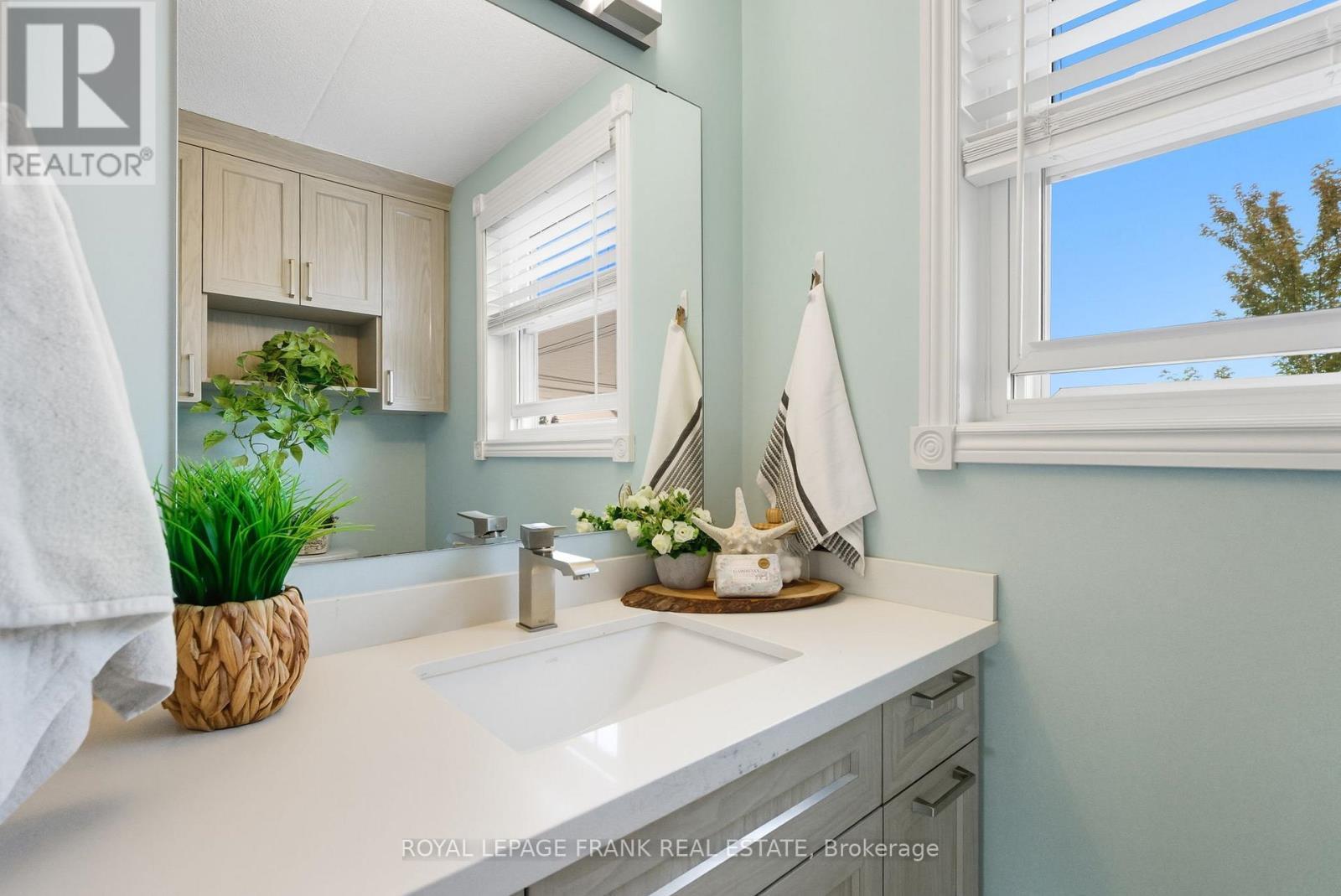 












15 - 120 PORT DARLINGTON ROAD

,
Clarington (Bowmanville),




Ontario
L1C3K3

