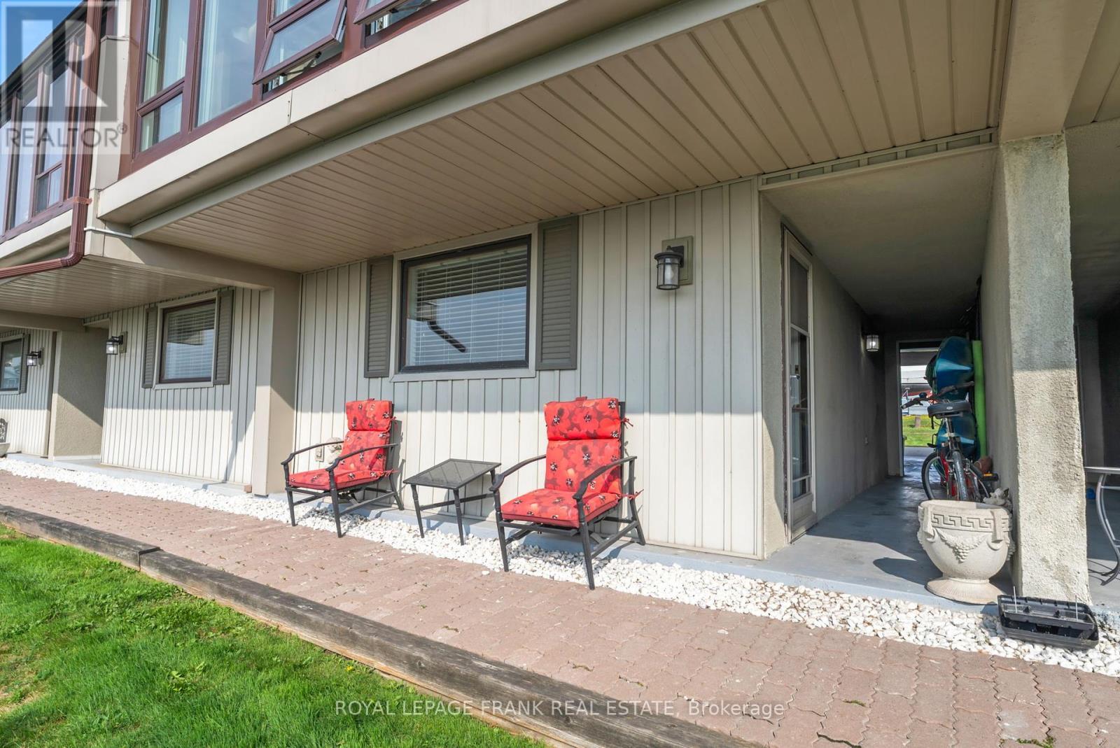 












15 - 120 PORT DARLINGTON ROAD

,
Clarington (Bowmanville),




Ontario
L1C3K3

