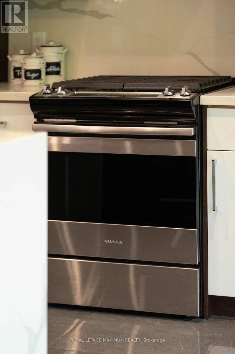 












76 LANGHOLM DRIVE

,
Toronto,




Ontario
M3M2R8

