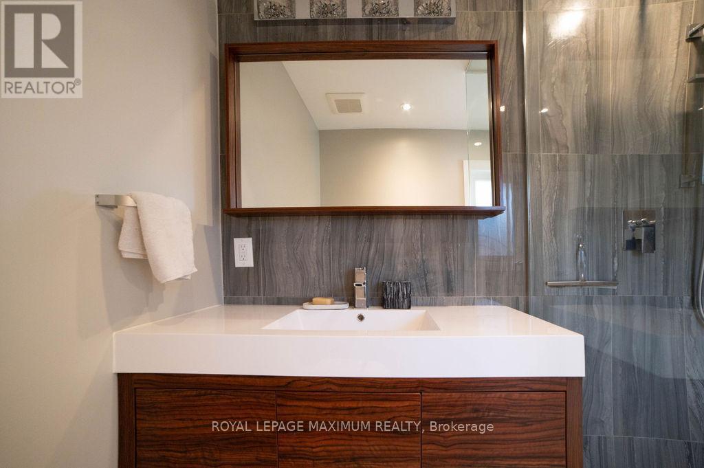 












76 LANGHOLM DRIVE

,
Toronto,




Ontario
M3M2R8

