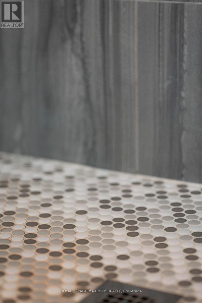 












76 LANGHOLM DRIVE

,
Toronto,




Ontario
M3M2R8

