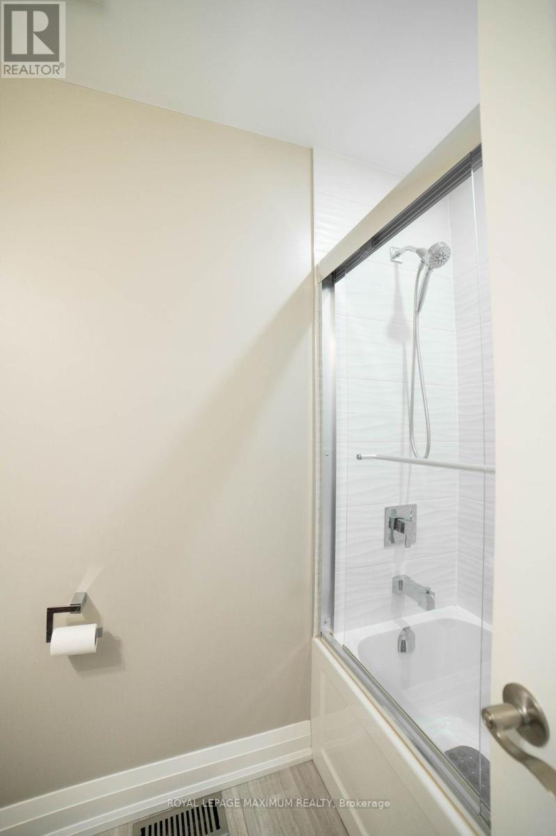 












76 LANGHOLM DRIVE

,
Toronto,




Ontario
M3M2R8

