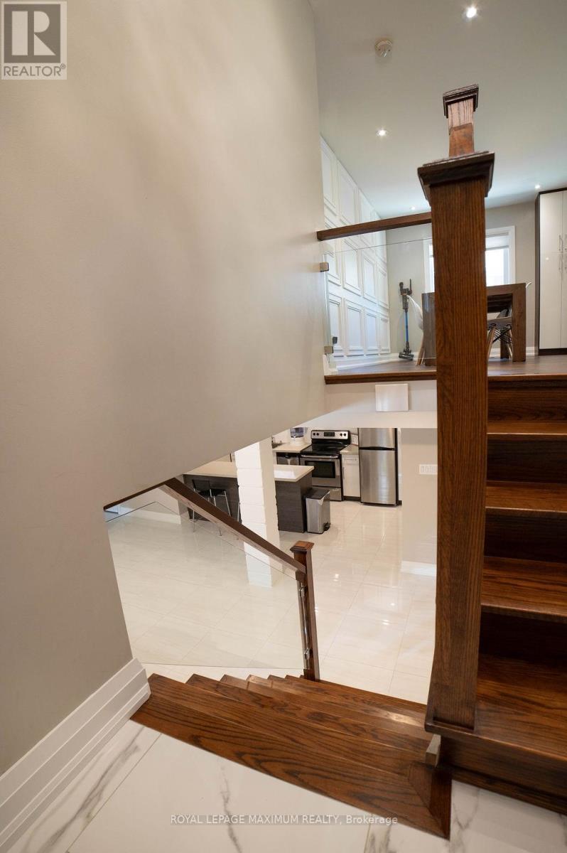 












76 LANGHOLM DRIVE

,
Toronto,




Ontario
M3M2R8

