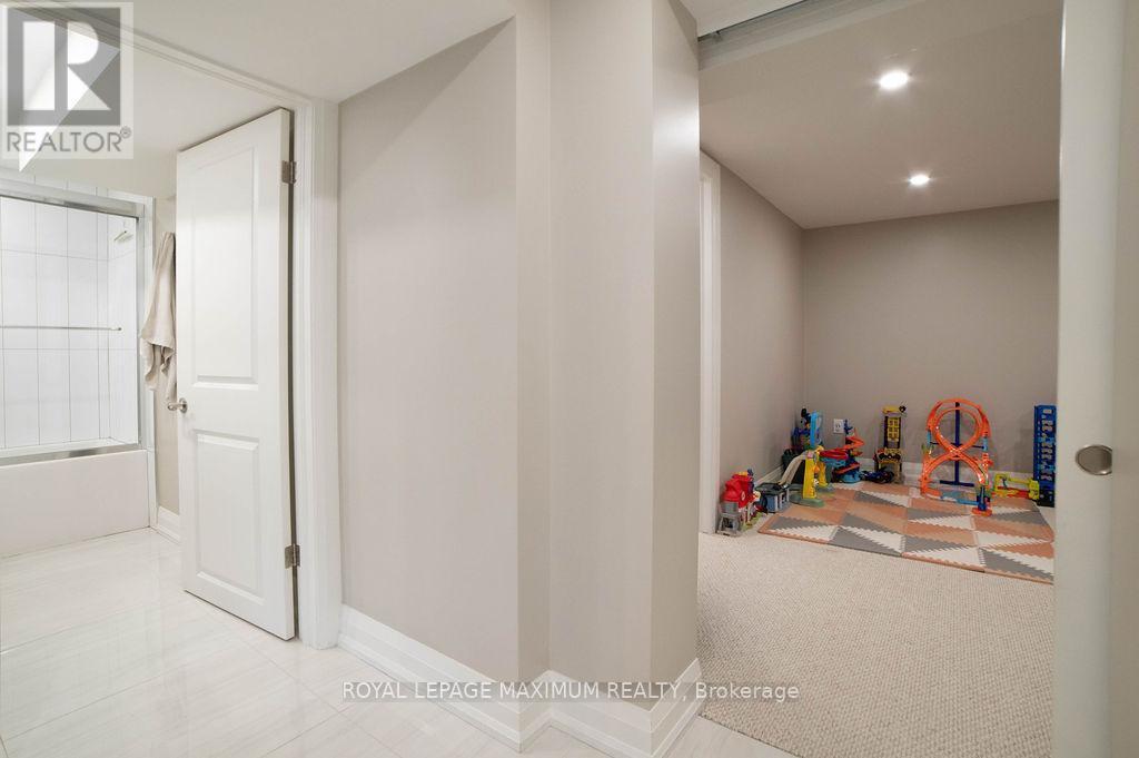 












76 LANGHOLM DRIVE

,
Toronto,




Ontario
M3M2R8

