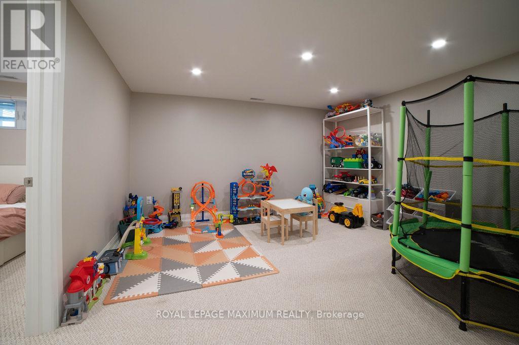 












76 LANGHOLM DRIVE

,
Toronto,




Ontario
M3M2R8

