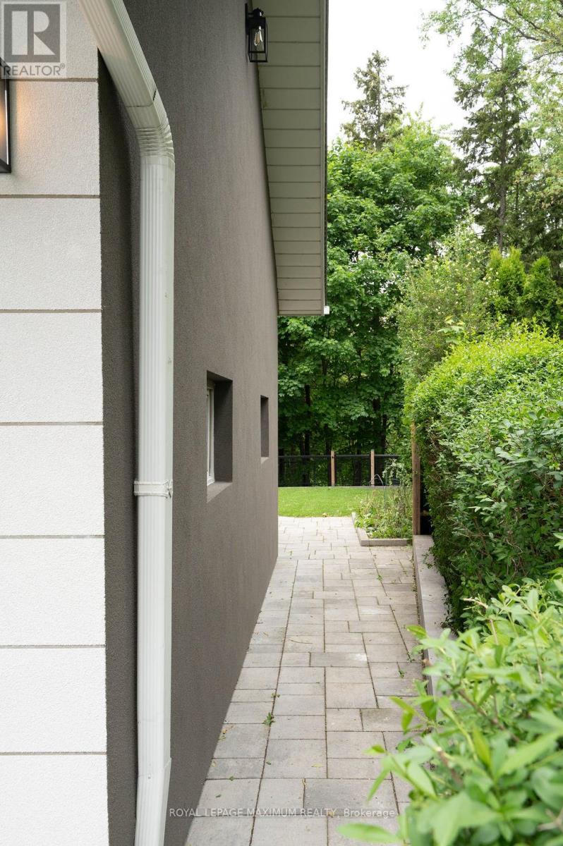 












76 LANGHOLM DRIVE

,
Toronto,




Ontario
M3M2R8

