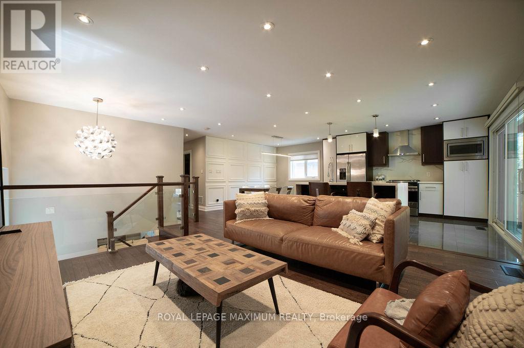 












76 LANGHOLM DRIVE

,
Toronto,




Ontario
M3M2R8

