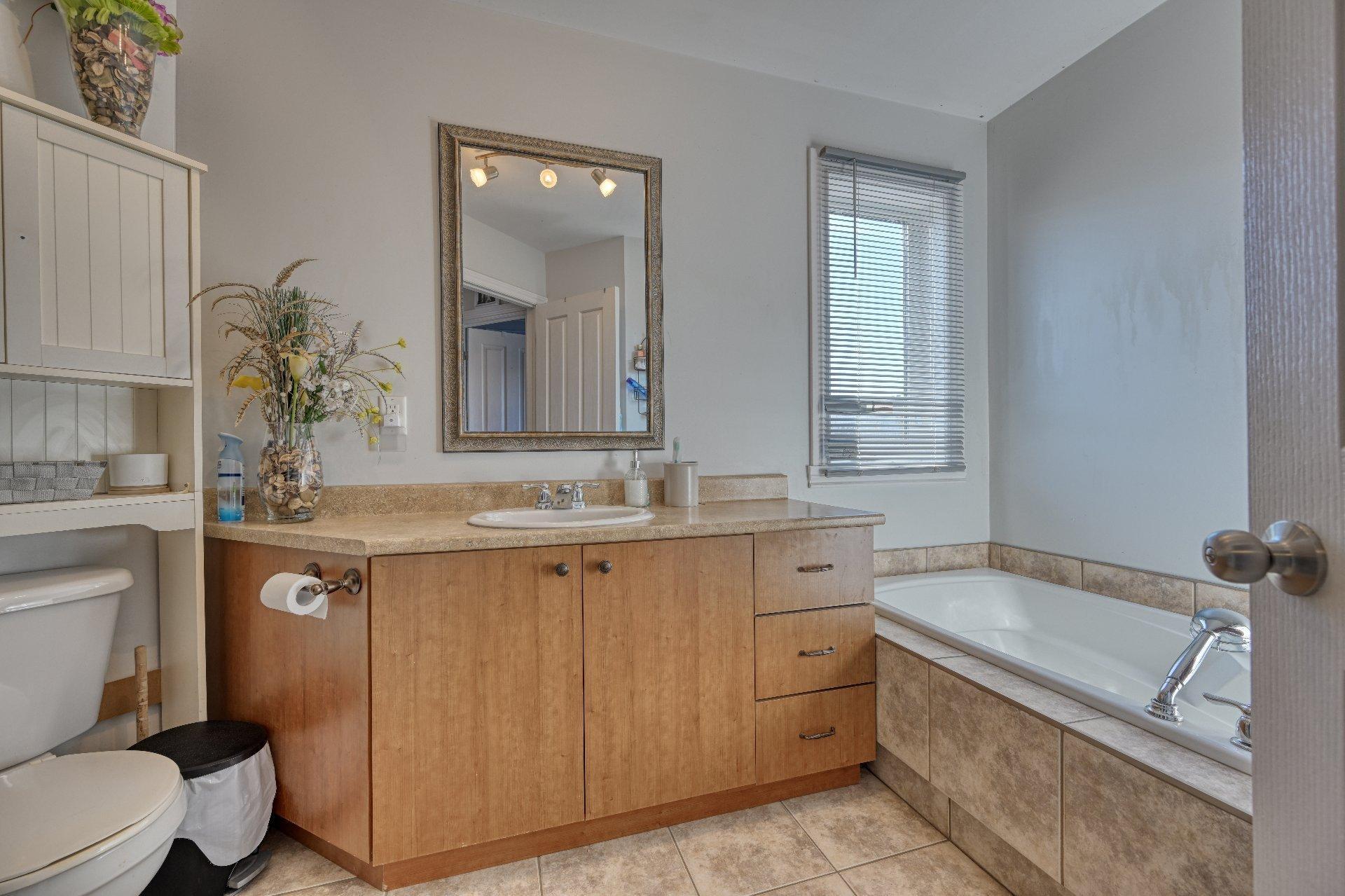 









2006

 - 2010


Rue Madame-Magnan

,
Deux-Montagnes,




QC
J7R1H8

