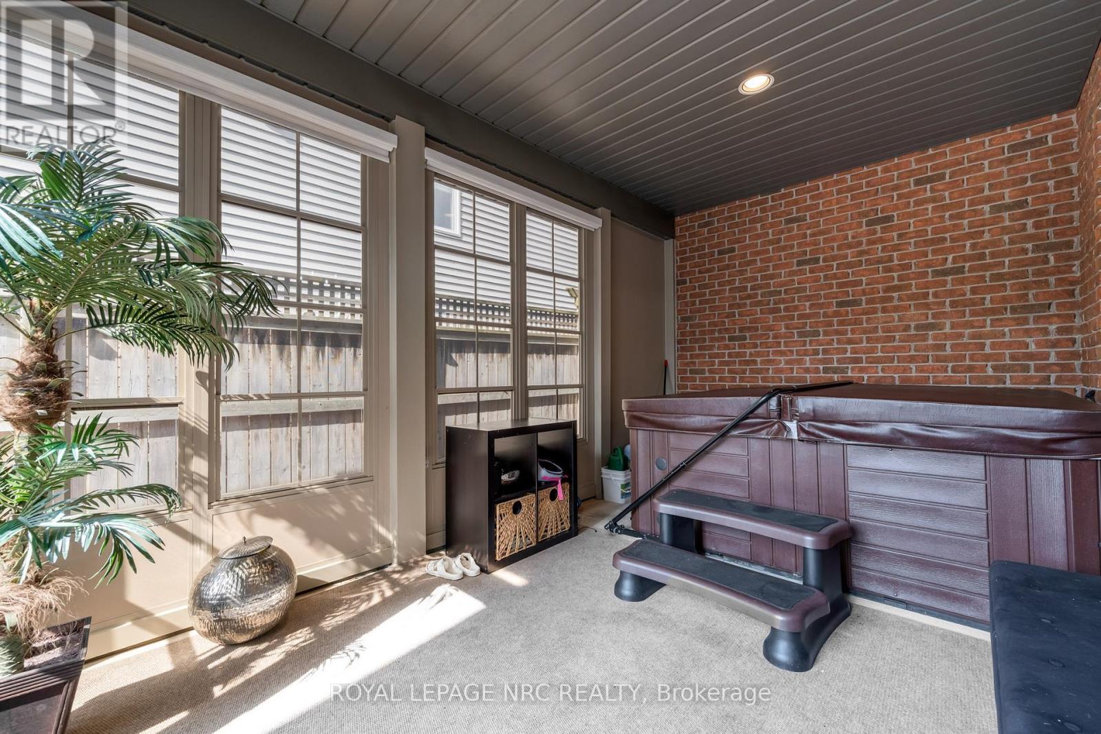 












10 MONTROSE STREET

,
St. Catharines (Rykert/Vansickle),




Ontario
L2S4A7

