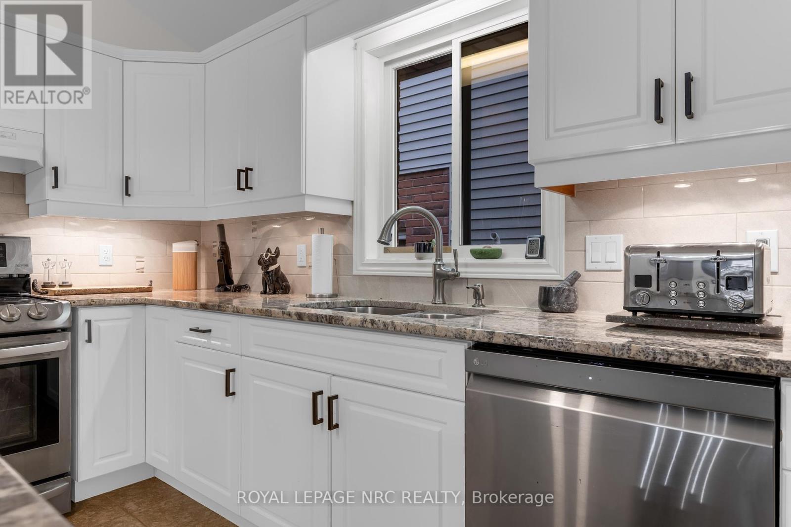 












10 MONTROSE STREET

,
St. Catharines (Rykert/Vansickle),




Ontario
L2S4A7

