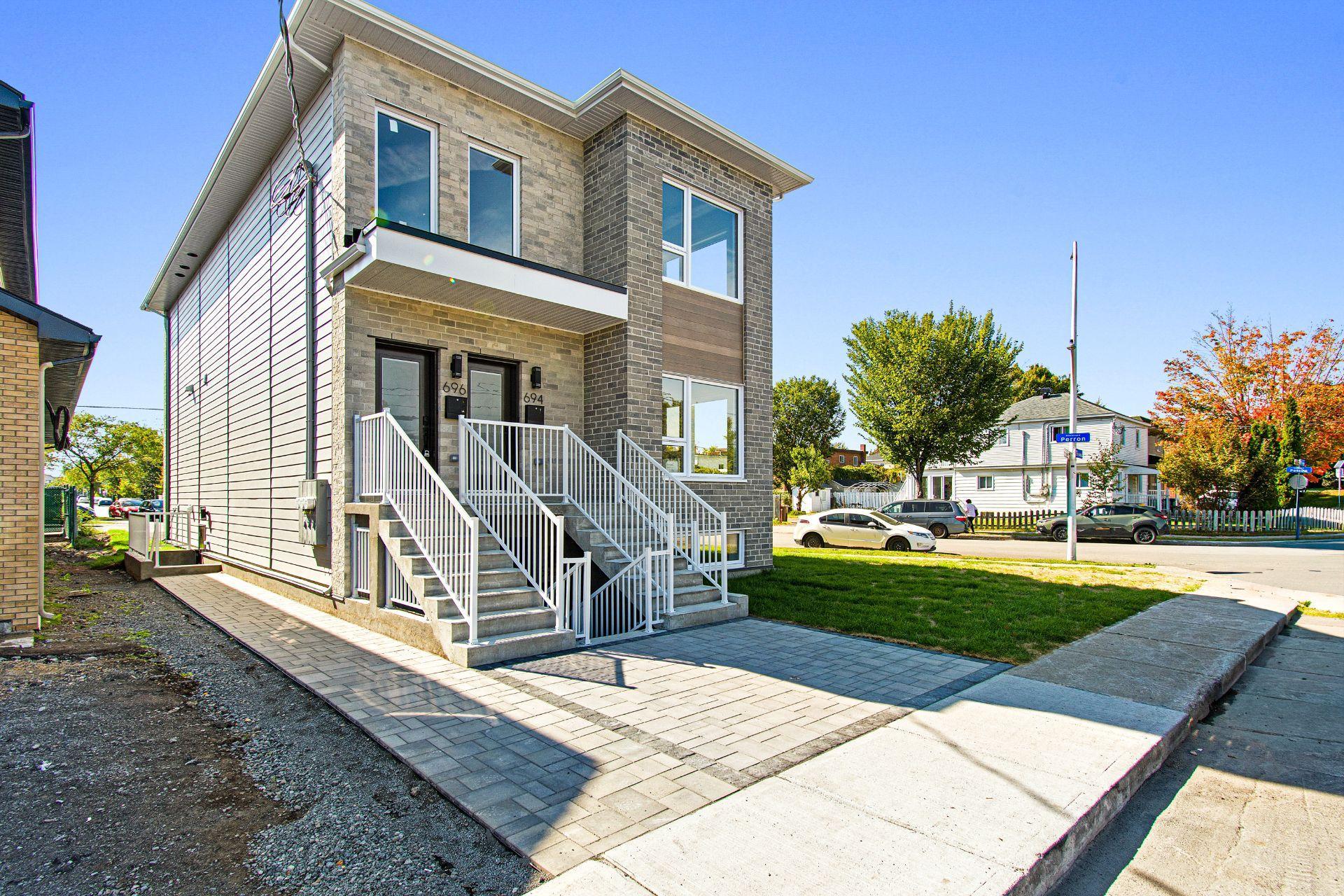 









692

 - 696


79e Avenue

,
Laval (Chomedey),




QC
H7V3H9

