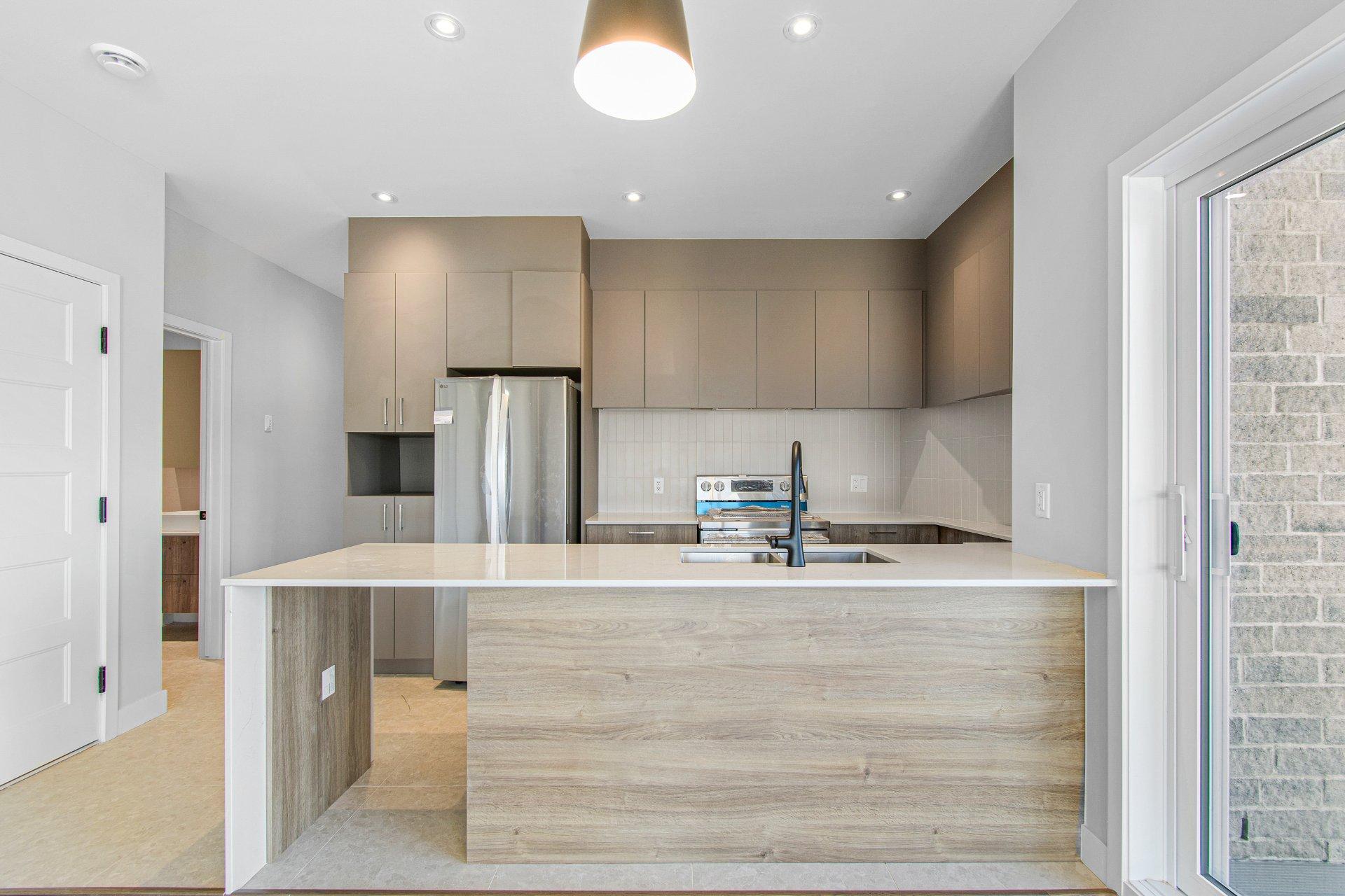 









692

 - 696


79e Avenue

,
Laval (Chomedey),




QC
H7V3H9

