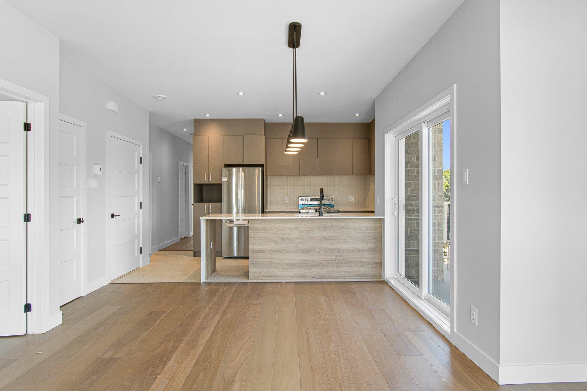 









692

 - 696


79e Avenue

,
Laval (Chomedey),




QC
H7V3H9

