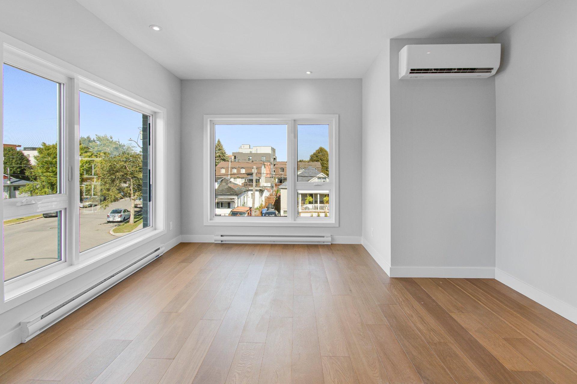 









692

 - 696


79e Avenue

,
Laval (Chomedey),




QC
H7V3H9

