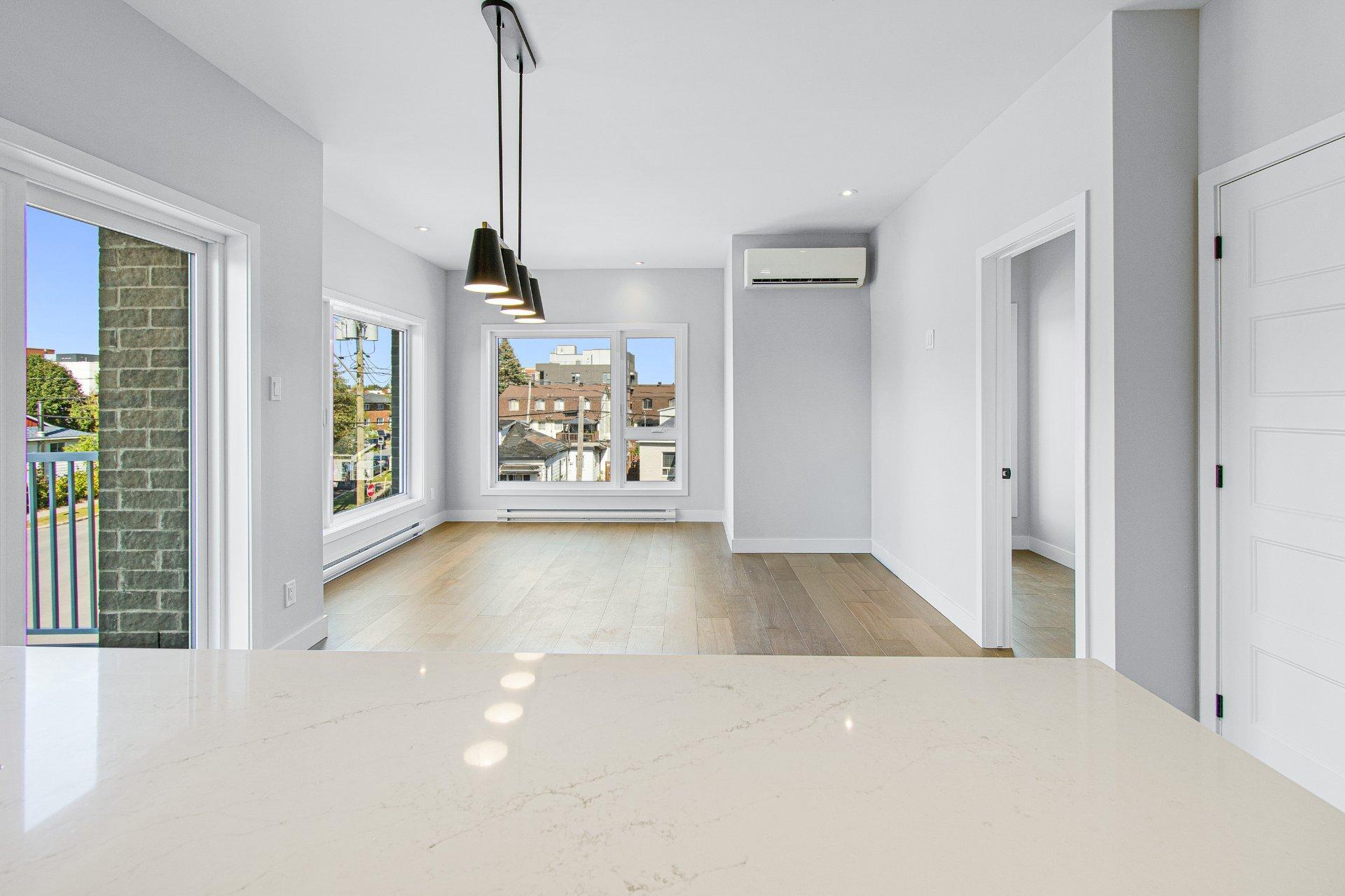 









692

 - 696


79e Avenue

,
Laval (Chomedey),




QC
H7V3H9

