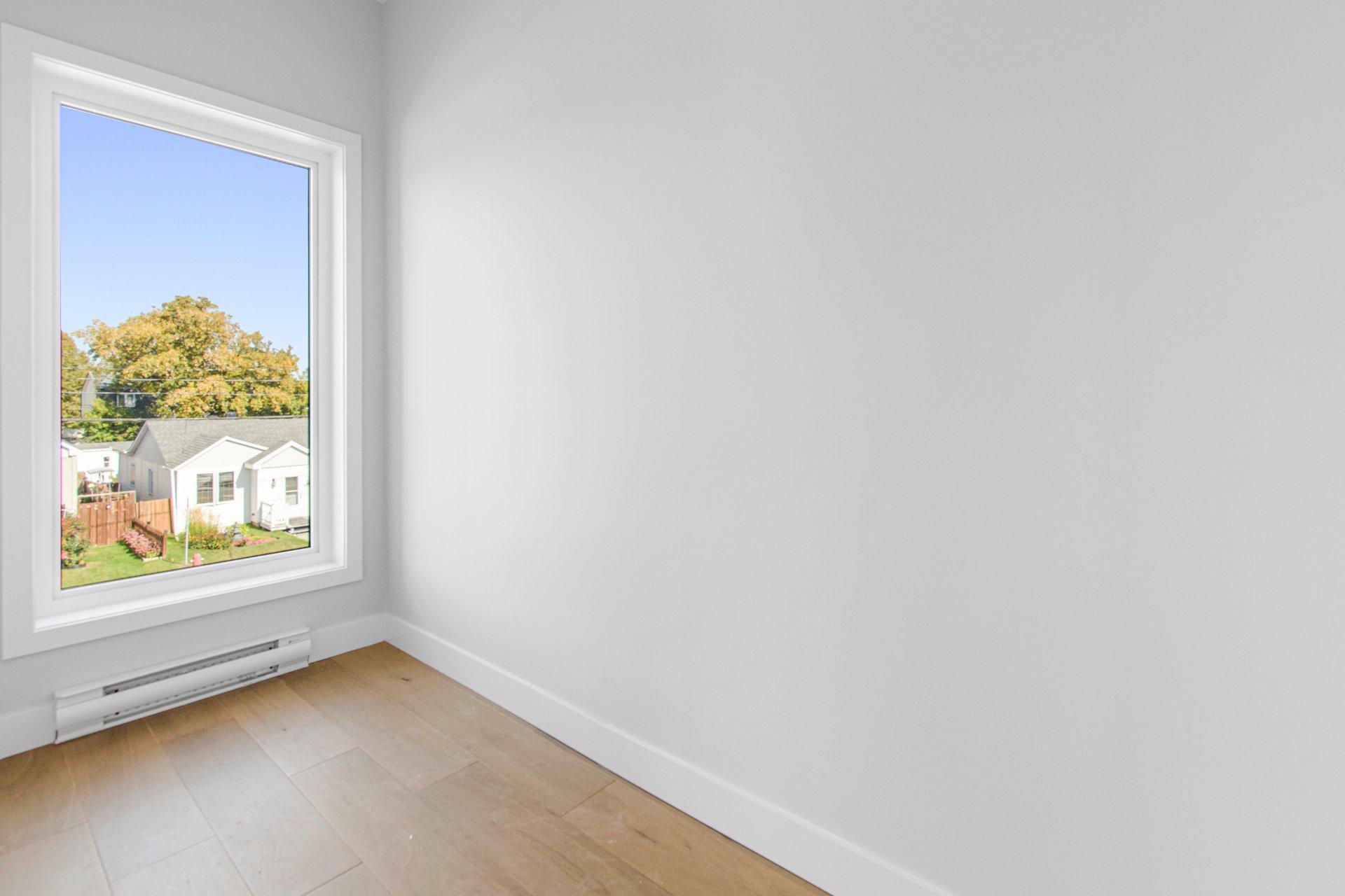 









692

 - 696


79e Avenue

,
Laval (Chomedey),




QC
H7V3H9

