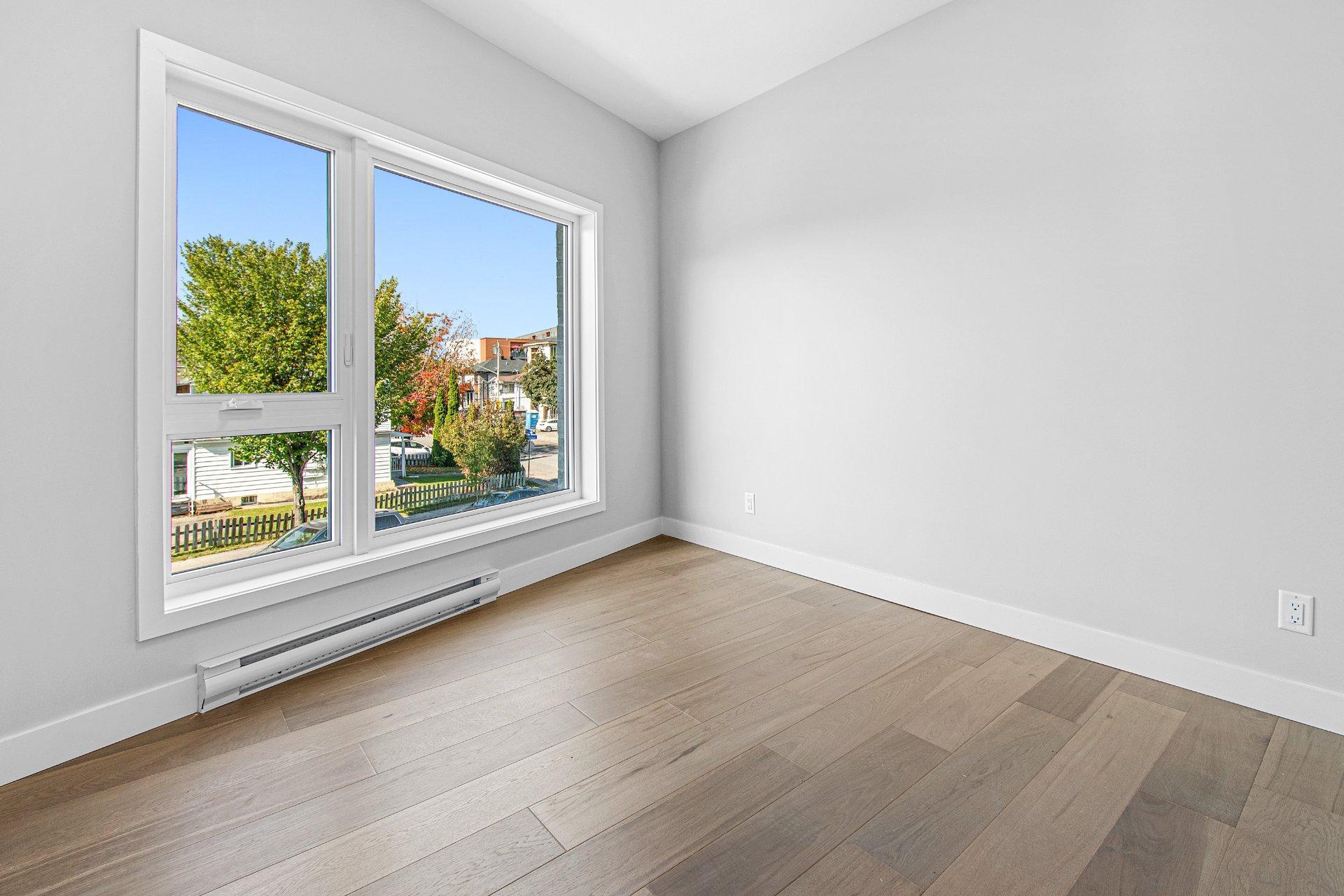 









692

 - 696


79e Avenue

,
Laval (Chomedey),




QC
H7V3H9

