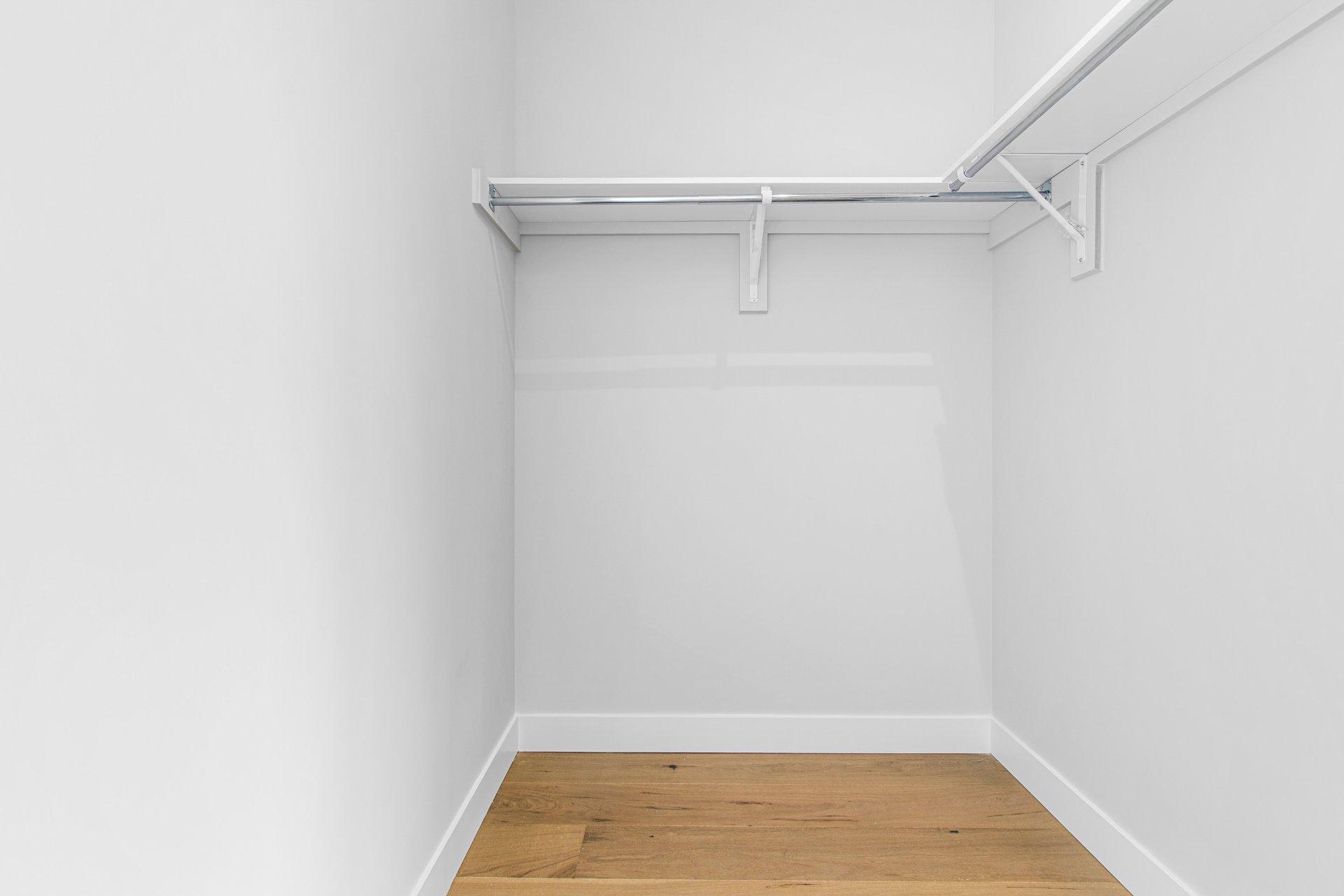 









692

 - 696


79e Avenue

,
Laval (Chomedey),




QC
H7V3H9

