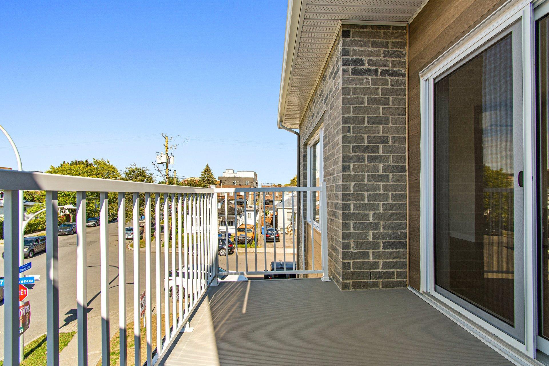 









692

 - 696


79e Avenue

,
Laval (Chomedey),




QC
H7V3H9

