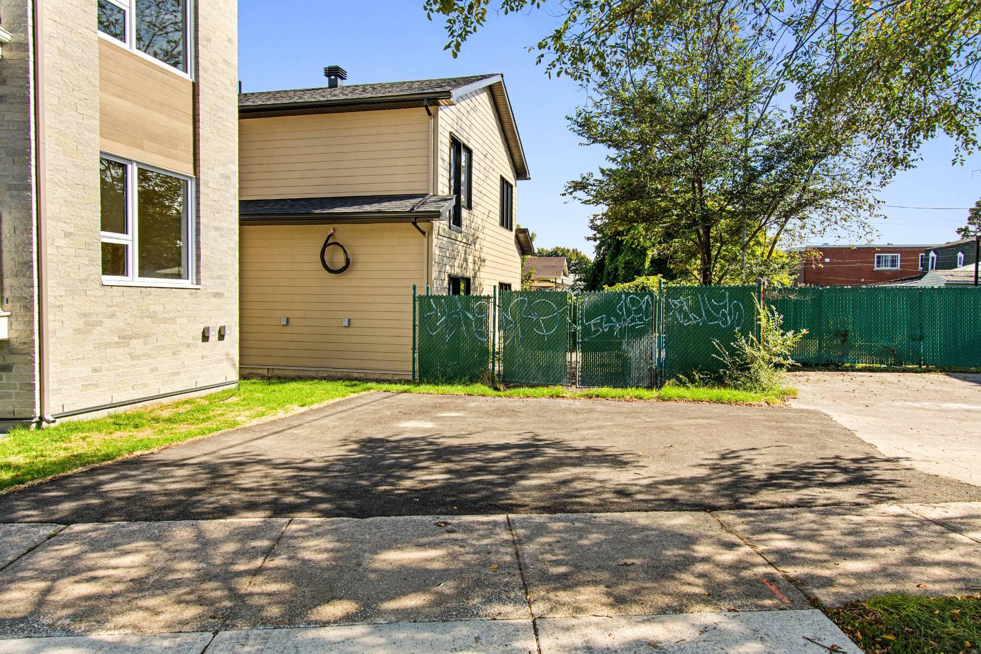 









692

 - 696


79e Avenue

,
Laval (Chomedey),




QC
H7V3H9

