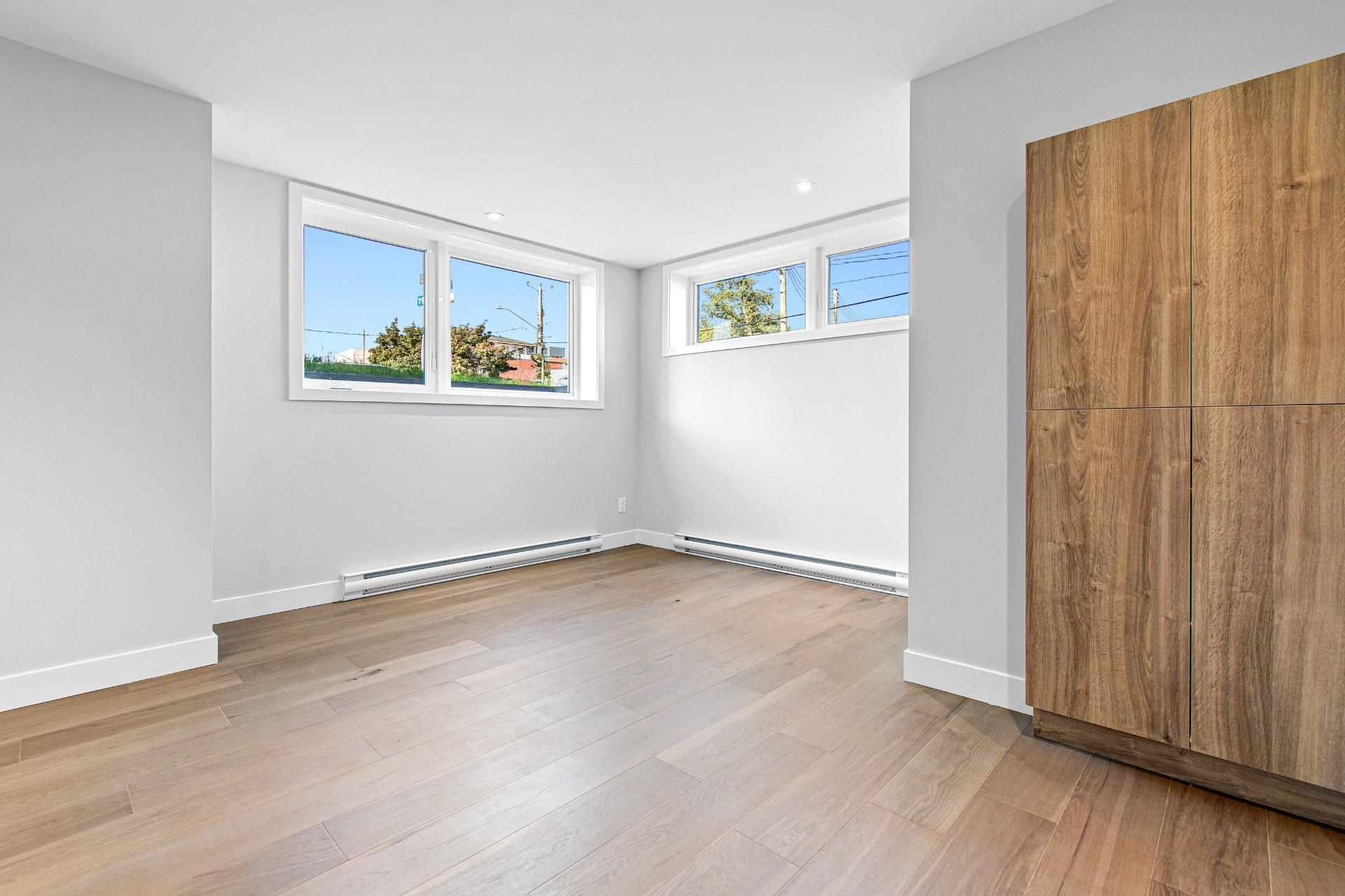 









692

 - 696


79e Avenue

,
Laval (Chomedey),




QC
H7V3H9

