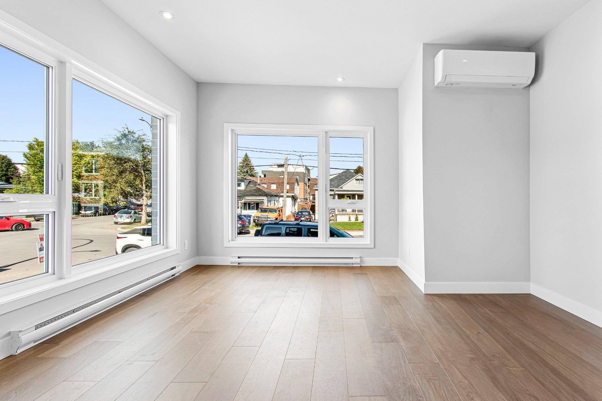 









692

 - 696


79e Avenue

,
Laval (Chomedey),




QC
H7V3H9

