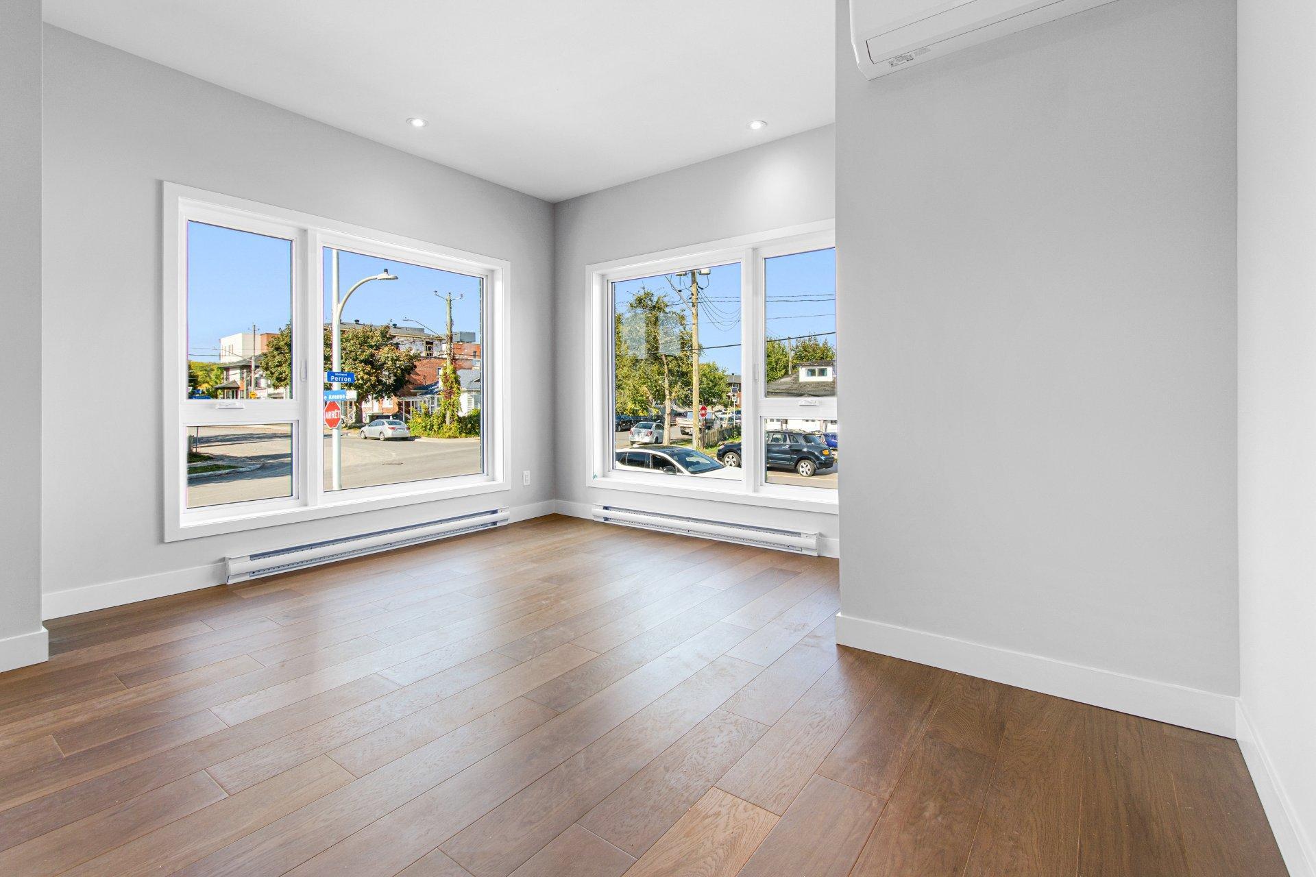 









692

 - 696


79e Avenue

,
Laval (Chomedey),




QC
H7V3H9

