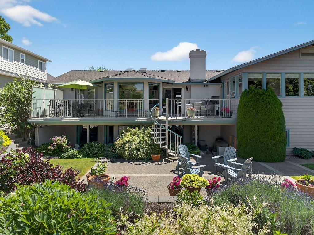 









832


Montigny

Road,
West Kelowna,




BC
V1Z 1S2

