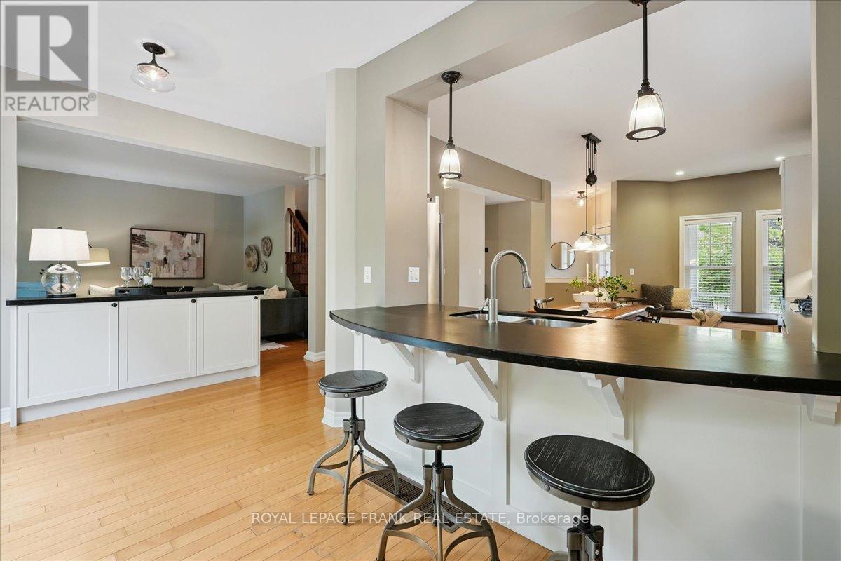 












23 WOODLAWN COURT

,
Hamilton (Dundas),




Ontario
L9H7S2

