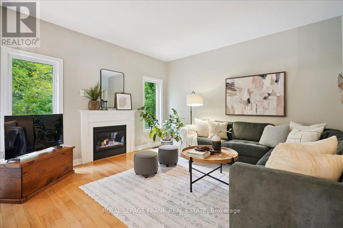 












23 WOODLAWN COURT

,
Hamilton (Dundas),




Ontario
L9H7S2

