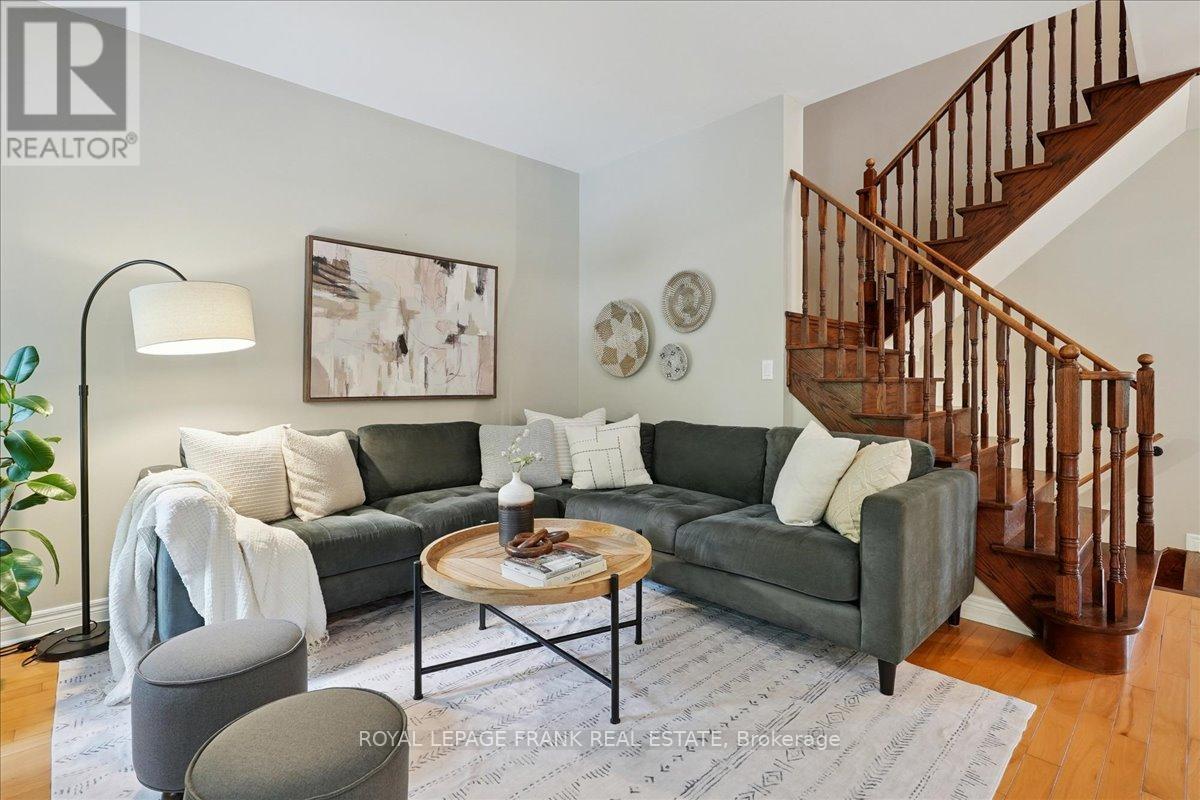












23 WOODLAWN COURT

,
Hamilton (Dundas),




Ontario
L9H7S2

