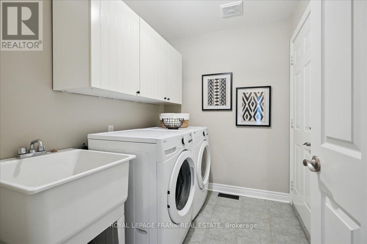 












23 WOODLAWN COURT

,
Hamilton (Dundas),




Ontario
L9H7S2

