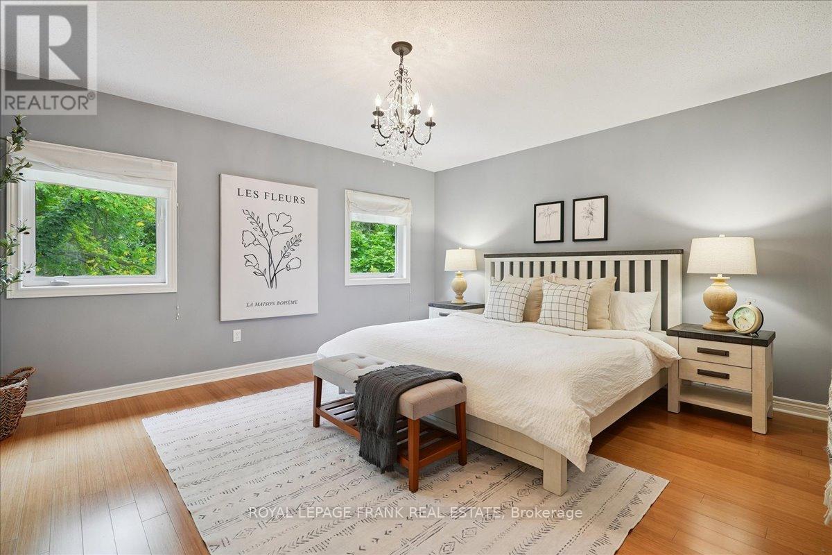 












23 WOODLAWN COURT

,
Hamilton (Dundas),




Ontario
L9H7S2

