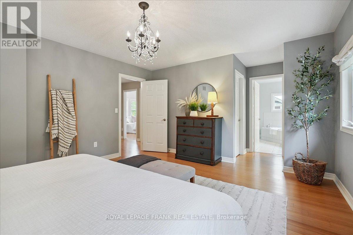 












23 WOODLAWN COURT

,
Hamilton (Dundas),




Ontario
L9H7S2

