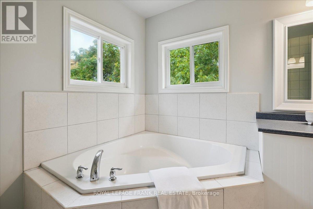 












23 WOODLAWN COURT

,
Hamilton (Dundas),




Ontario
L9H7S2

