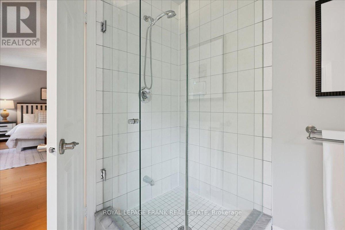 












23 WOODLAWN COURT

,
Hamilton (Dundas),




Ontario
L9H7S2

