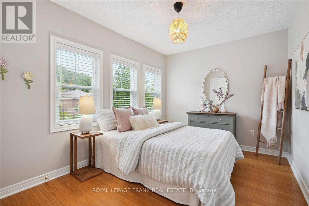 












23 WOODLAWN COURT

,
Hamilton (Dundas),




Ontario
L9H7S2

