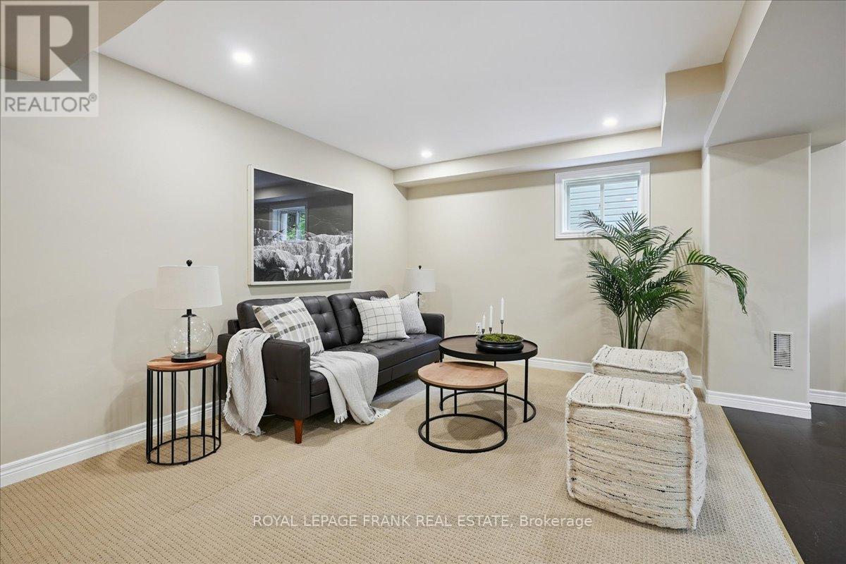 












23 WOODLAWN COURT

,
Hamilton (Dundas),




Ontario
L9H7S2

