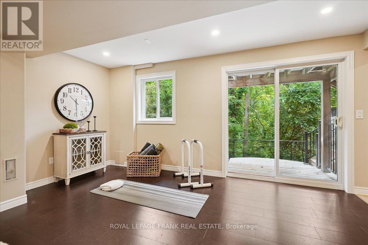 












23 WOODLAWN COURT

,
Hamilton (Dundas),




Ontario
L9H7S2

