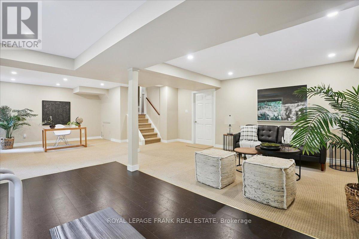 












23 WOODLAWN COURT

,
Hamilton (Dundas),




Ontario
L9H7S2

