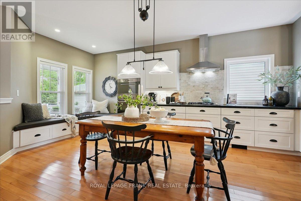 












23 WOODLAWN COURT

,
Hamilton (Dundas),




Ontario
L9H7S2

