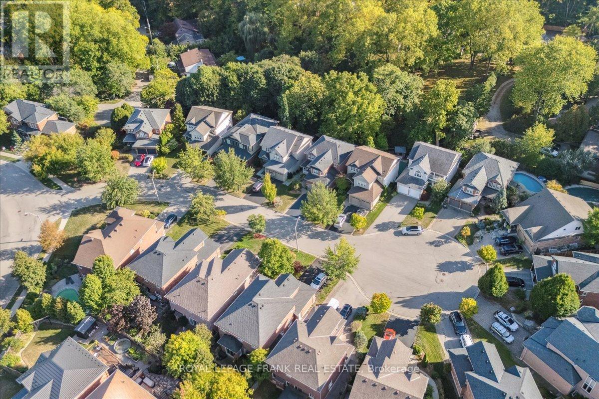 












23 WOODLAWN COURT

,
Hamilton (Dundas),




Ontario
L9H7S2

