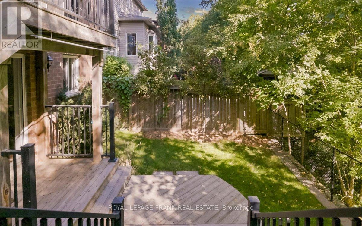 












23 WOODLAWN COURT

,
Hamilton (Dundas),




Ontario
L9H7S2

