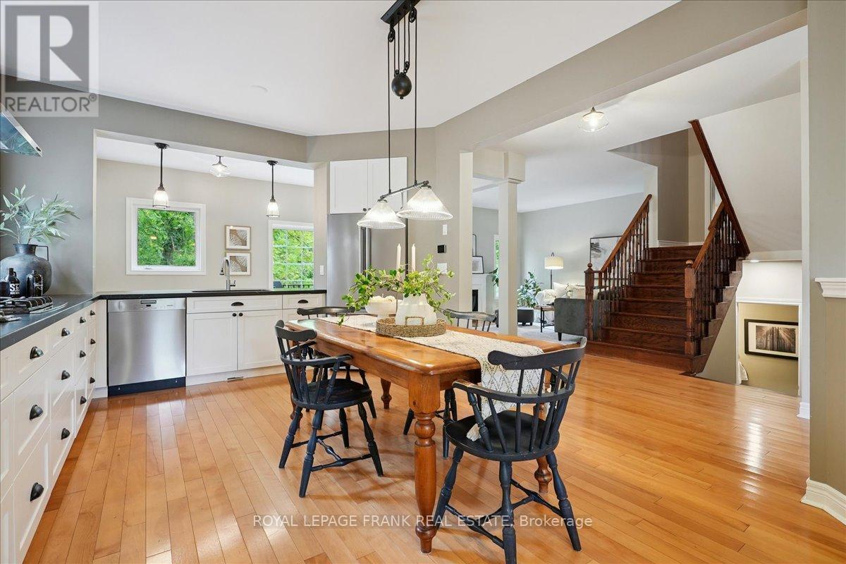 












23 WOODLAWN COURT

,
Hamilton (Dundas),




Ontario
L9H7S2

