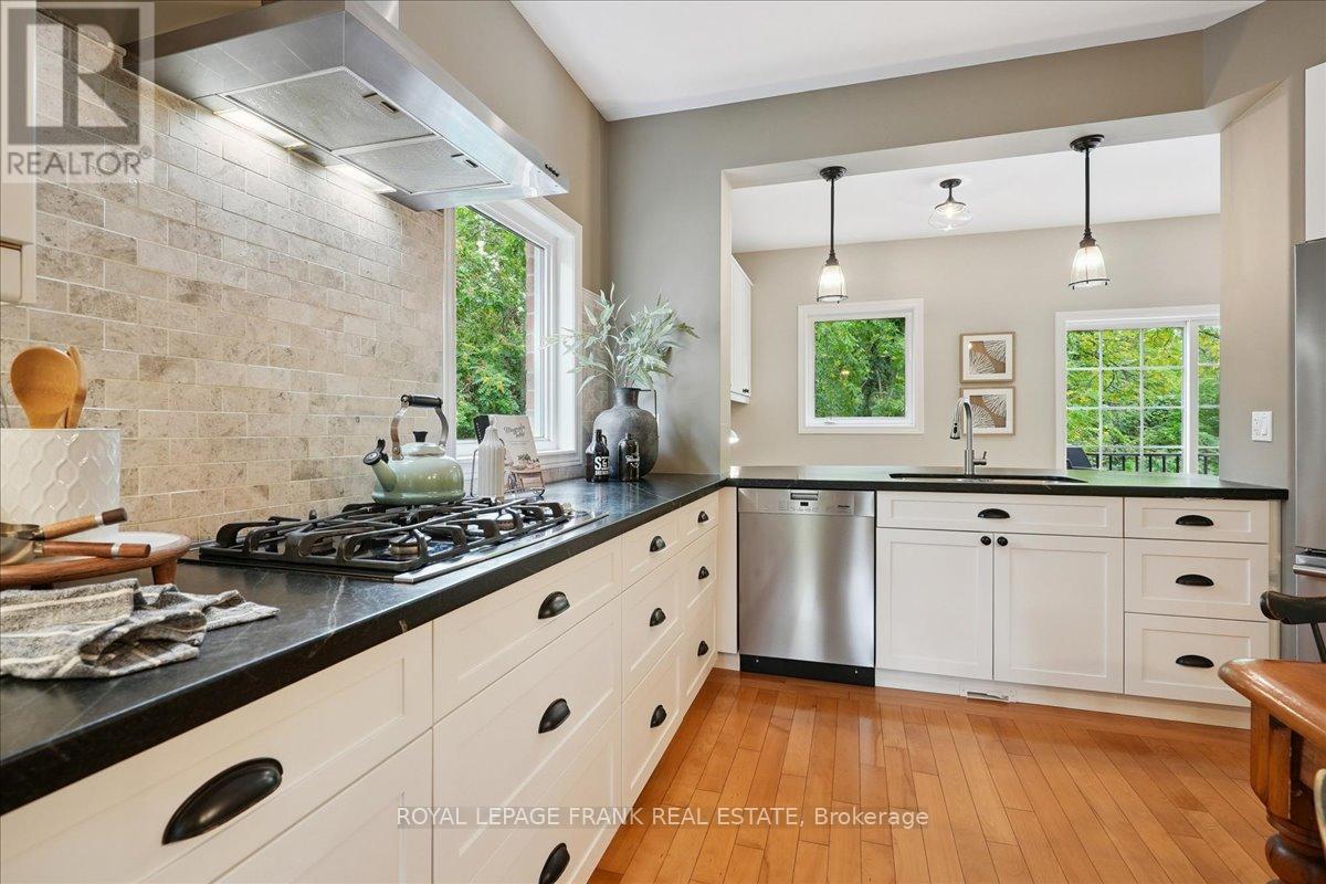 












23 WOODLAWN COURT

,
Hamilton (Dundas),




Ontario
L9H7S2

