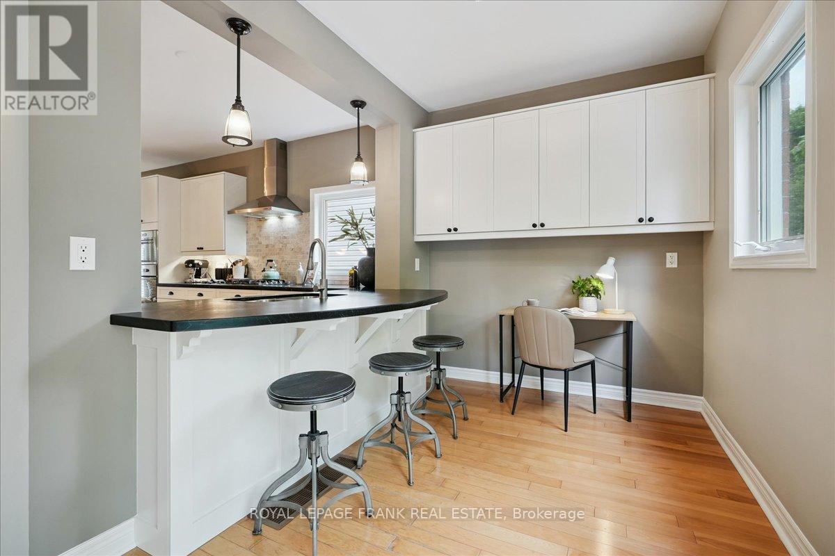 












23 WOODLAWN COURT

,
Hamilton (Dundas),




Ontario
L9H7S2

