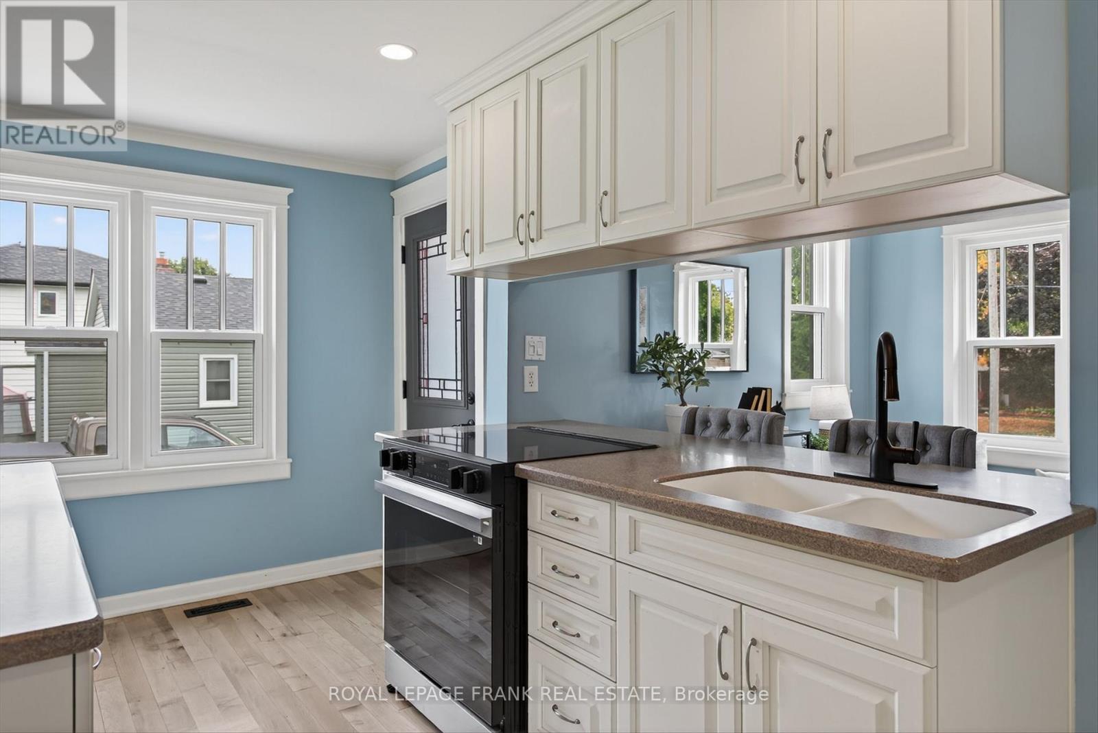 












36 GEORGE STREET E

,
Kawartha Lakes (Lindsay),




Ontario
K9V1W5

