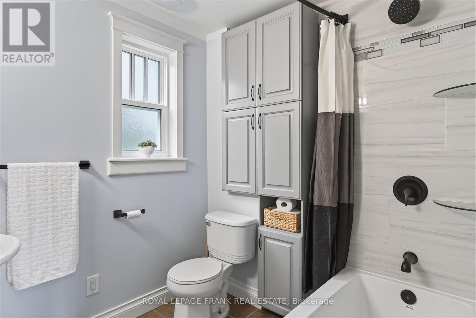 












36 GEORGE STREET E

,
Kawartha Lakes (Lindsay),




Ontario
K9V1W5

