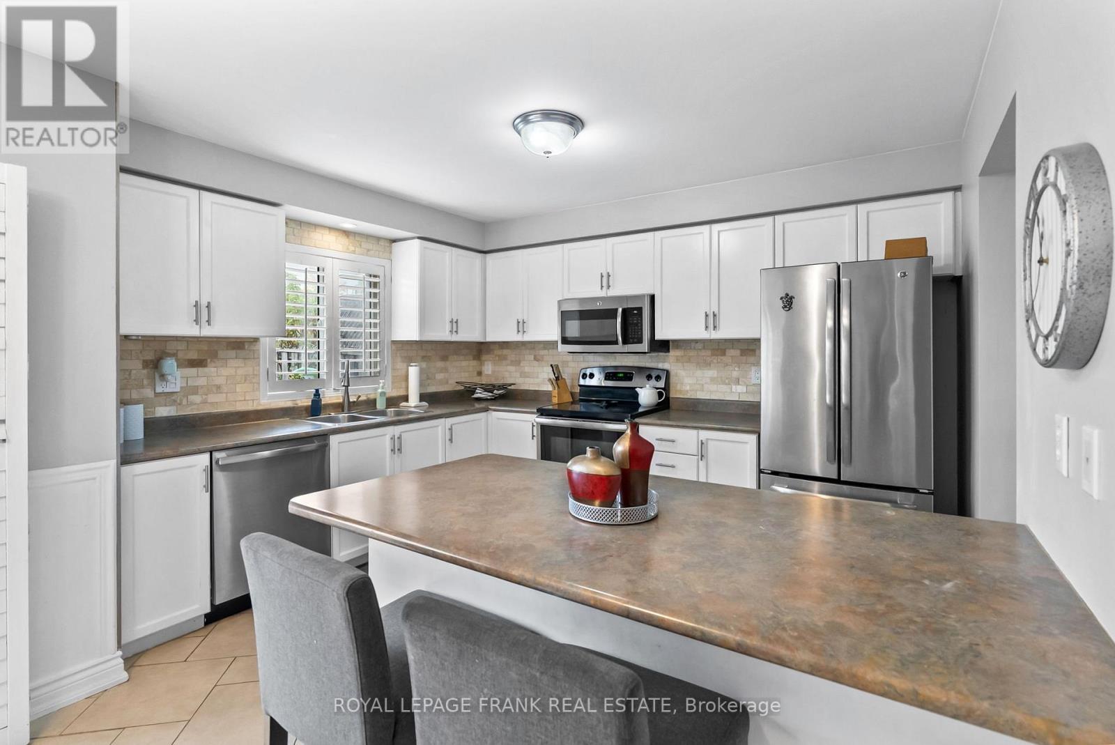 












24 INGOLD LANE

,
Ajax (Central),




Ontario
L1Z1K3

